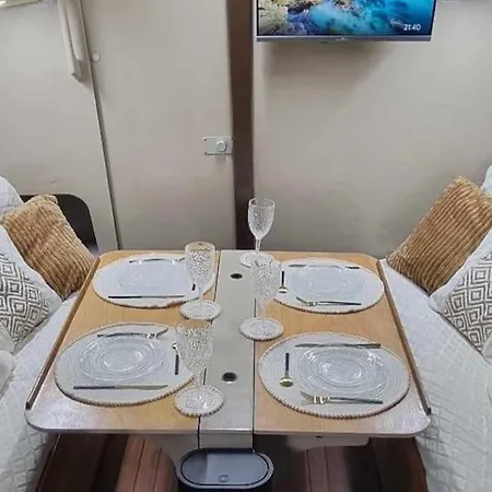 Úszó hotel Nuit Romantique Sur Un Bateau A Deauville